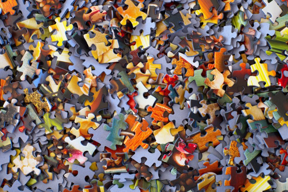Kleurrijke puzzelstukjes, door elkaar heen; Photo by Hans-Peter Gauster on Unsplash