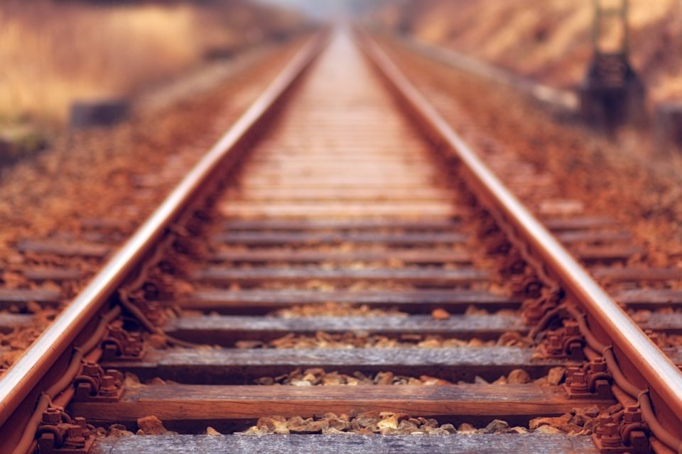 Close-up, low-angle foto van roestige rails; Photo by Johannes Plenio on Unsplash